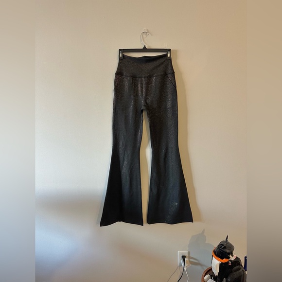 Beyond Yoga Softshine All Day Flare Pants Shimmer Stardust Foil M High Waist - Picture 1 of 8